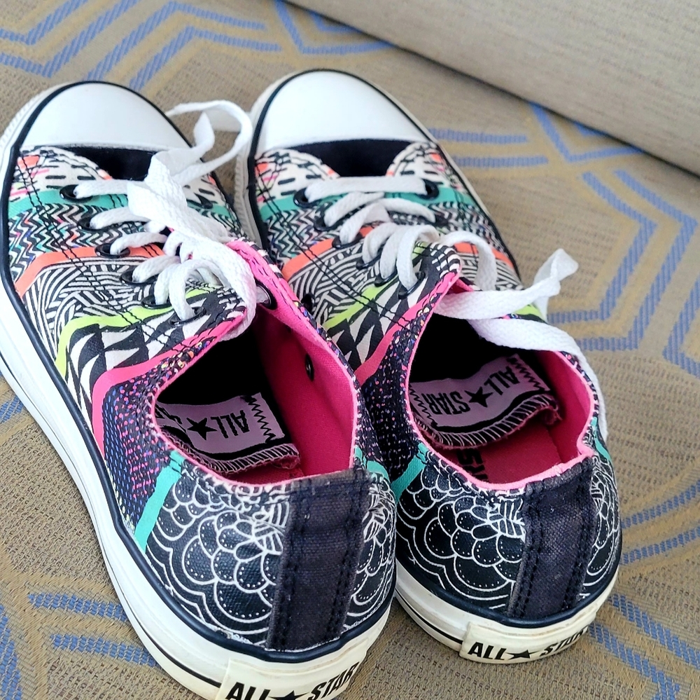 Women's Aztec print converse.